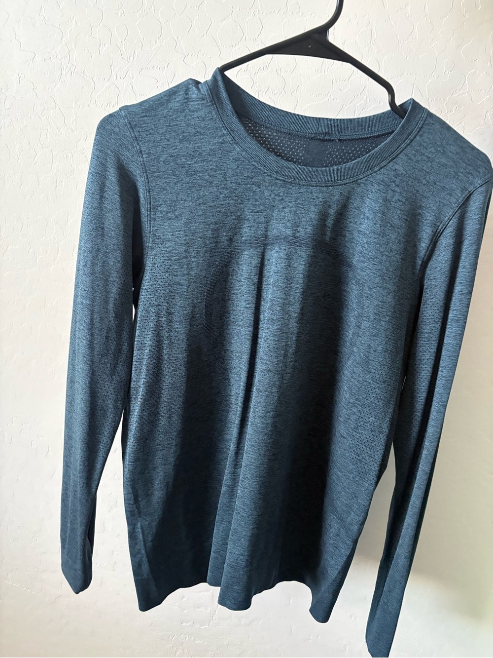 Lululemon Women’s Swiftly Tech Waist Length Long Sleeve